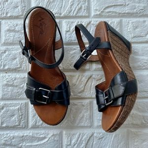 Naya Mcloud Wedge Platform Sz 9.5 Open Toe Sandals